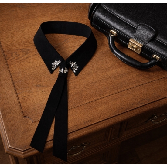 Czarny kołnierzyk z krawatem ze srebrnymi zdobieniami – elegancki, biżuteryjny akcent stylizacji.